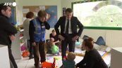 Ucraina, Macron visita un centro d'accoglienza per rifugiati ad Angers