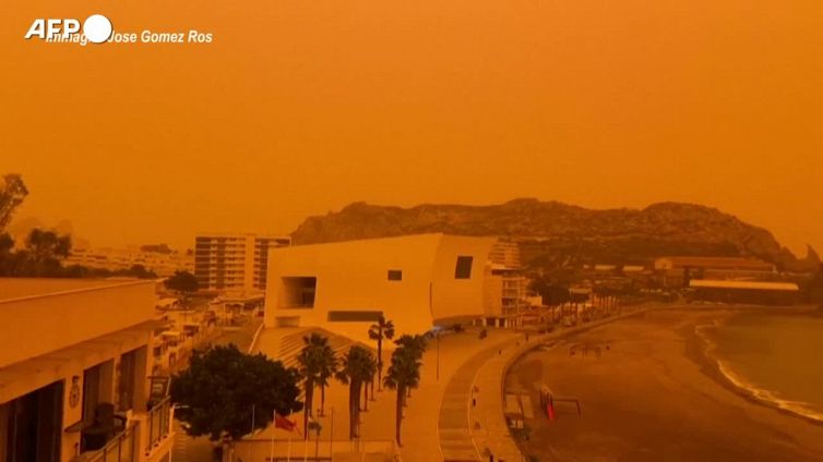 Spagna, la sabbia del Sahara colora il cielo di arancione