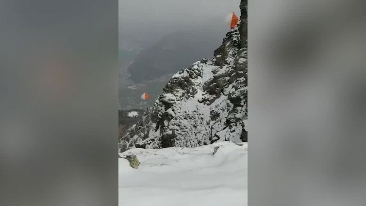 Jet precipitato nel Lecchese, l'espulsione dei piloti vista dal monte Legnone