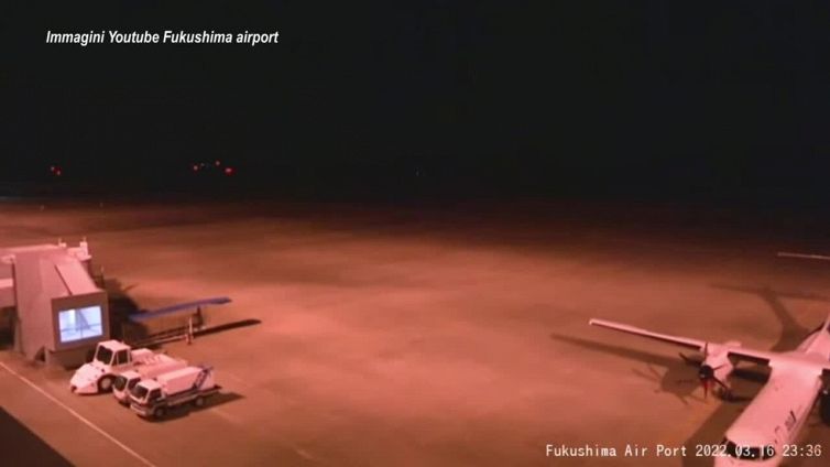 Terremoto in Giappone, le immagini della scossa all'aeroporto di Fukushima