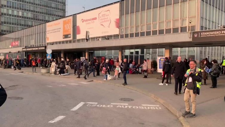 Ucraina, l'aeroporto di Varsavia trasformato in un centro di accoglienza per i profughi