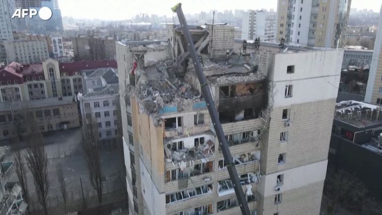 Ucraina, la ricerca di sopravvissuti in un palazzo colpito a Kiev