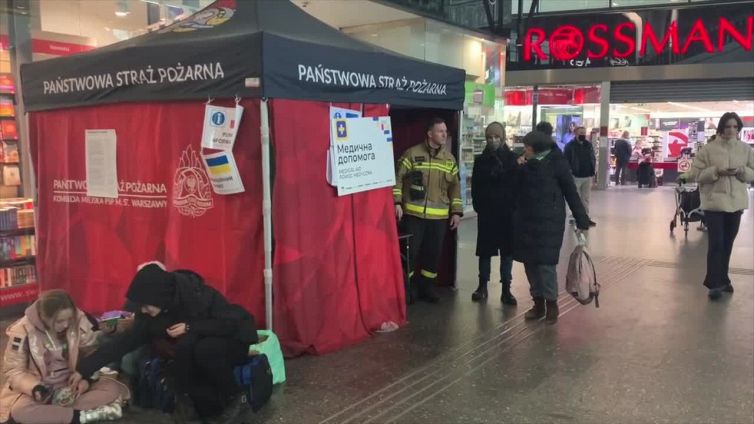 Ucraina, l'accoglienza dei profughi alla stazione di Varsavia
