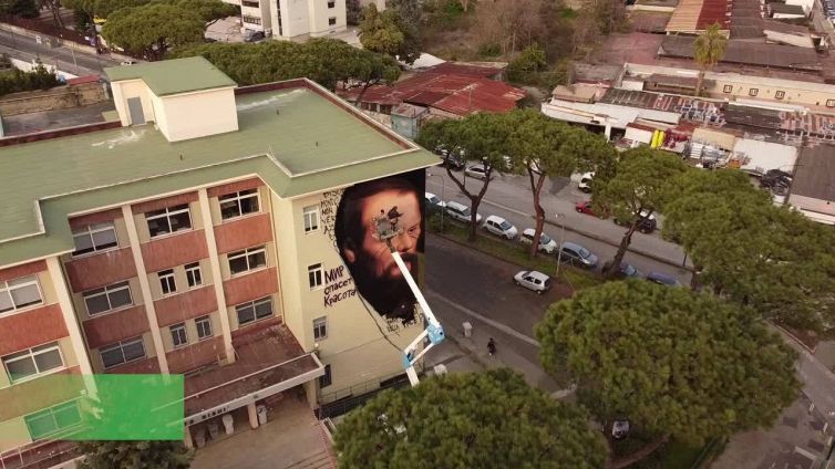 Ucraina, Jorit dipinge il volto di Dostoevskij sul muro di una scuola napoletana