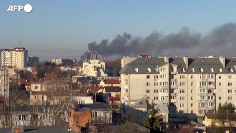 Ucraina, bombardamento russo a Leopoli: l'enorme colonna di fumo sulla citta'