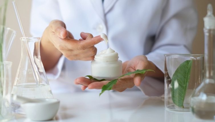 51 anni ma ne dimostra 20 in meno usando tre prodotti naturali