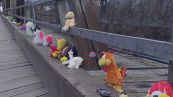 Romania, ponte di peluche accoglie i bimbi ucraini