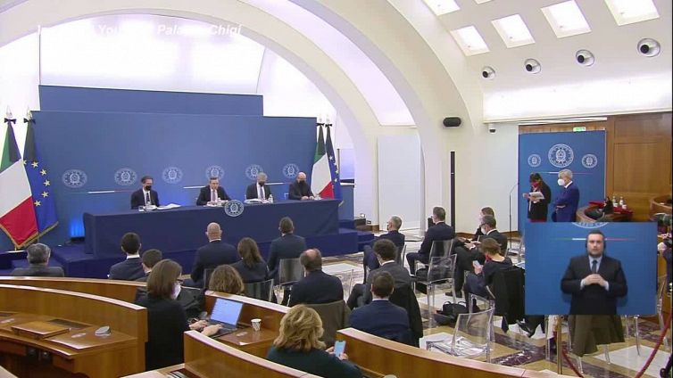 Ucraina, Draghi: "Aiutiamo cittadini e imprese dopo i rincari dei prezzi"