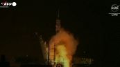 Stazione spaziale, cosmonauti russi accolti con abbracci e sorrisi