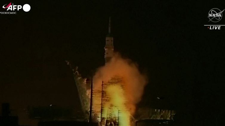 Stazione spaziale, cosmonauti russi accolti con abbracci e sorrisi