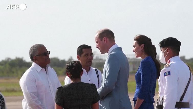 William e Kate arrivano in Belize, ma la visita a un villaggio e' cancellata