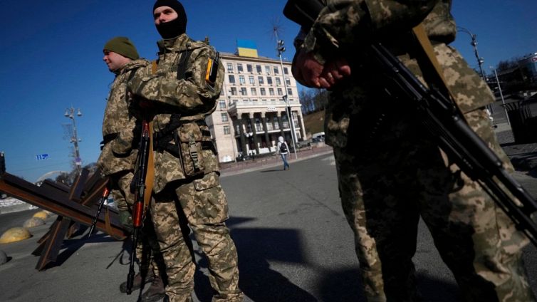 Guerra in Ucraina, anziana uccide soldati russi con torta avvelenata
