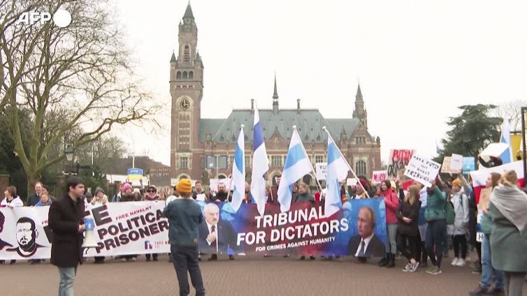 Ucraina: russi e bielorussi davanti all'Aia protestano contro la guerra