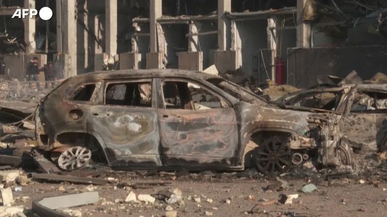 Notte di bombe su Kiev, colpito un centro commerciale