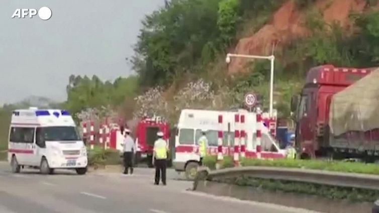 Aereo con 132 persone a bordo precipita nel sud della Cina