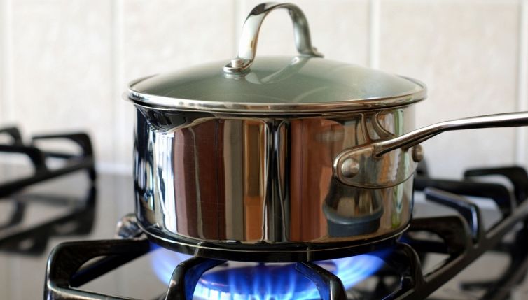 Prepari il sugo nella pentola di acciaio? L’errore da evitare