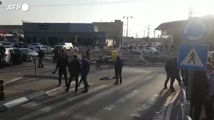 Attentato in Israele, 4 morti: aggressore raggiunto da colpi d'arma da fuoco