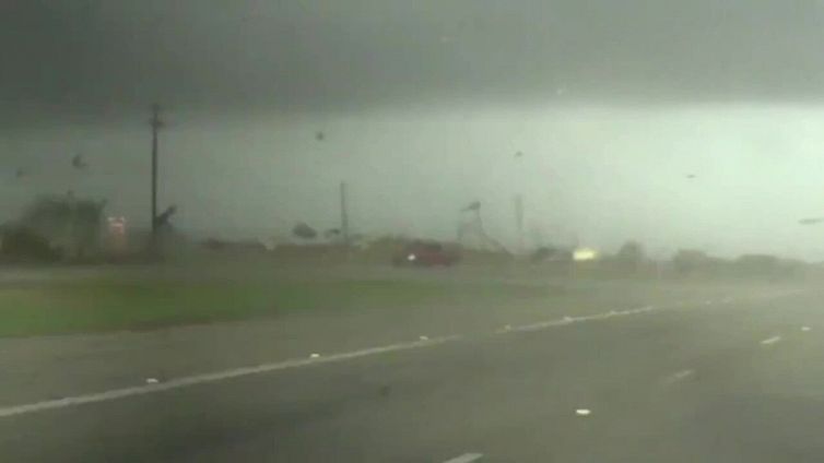 Il tornado travolge il pick-up: le immagini da paura
