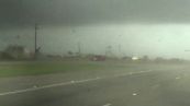 Il tornado travolge il pick-up: le immagini da paura