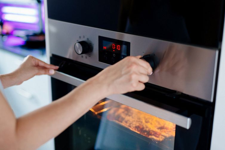 Bollette, trucco "forno" per riscaldare casa "in modo naturale"