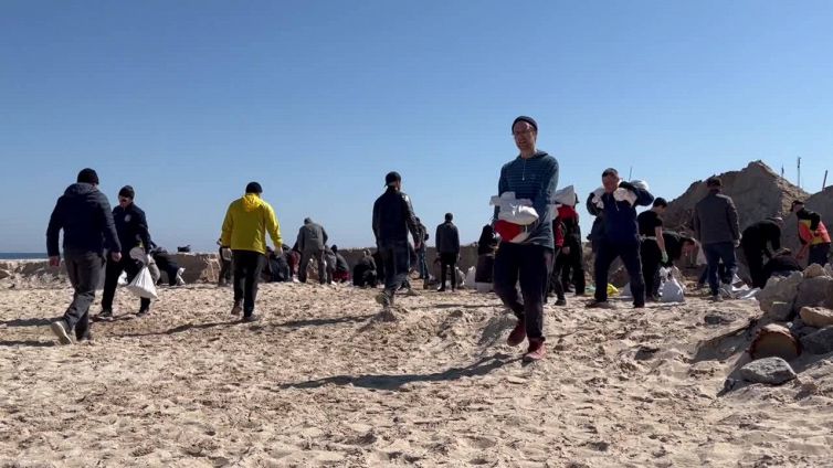 Ucraina, volontari sulla spiaggia di Odessa riempiono sacchi di sabbia per le protezioni