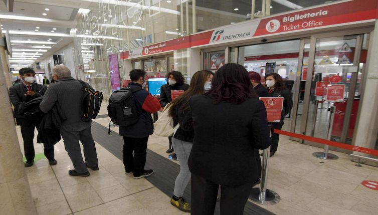 Trenitalia e FS colpite da attacco hacker: i servizi sospesi e i rischi