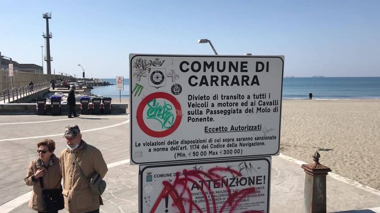 Ucraina, il presunto yacht di Putin ormeggiato al porto di Carrara