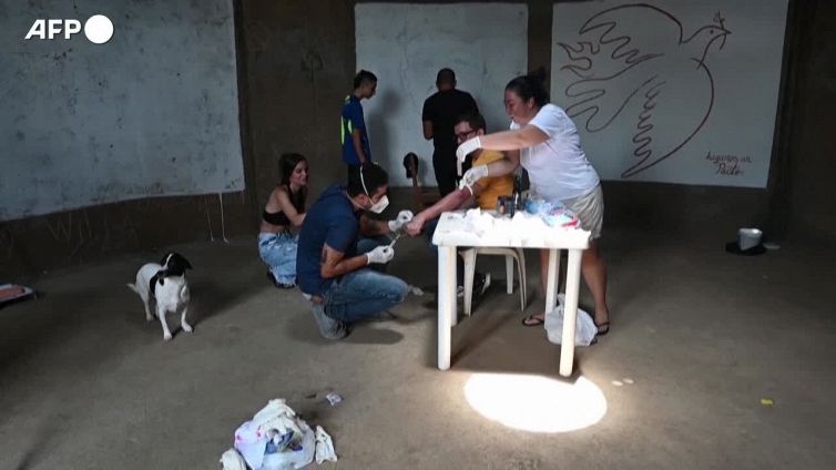 Artista colombiano usa sangue umano per realizzare dipinti contro la violenza