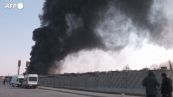 Kiev, enorme nuvola di fumo si alza dal deposito di carburante colpito dai russi