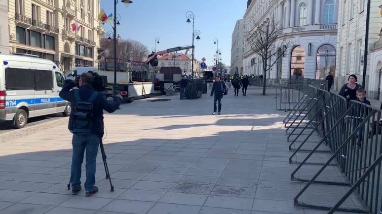 Biden in Polonia, i preparativi a Varsavia davanti al palazzo presidenziale