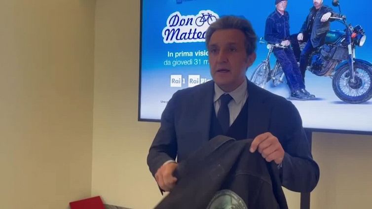 Don Matteo 13, torna Flavio Insinna: "E' un regalo, lo e' stato dalla prima serie"