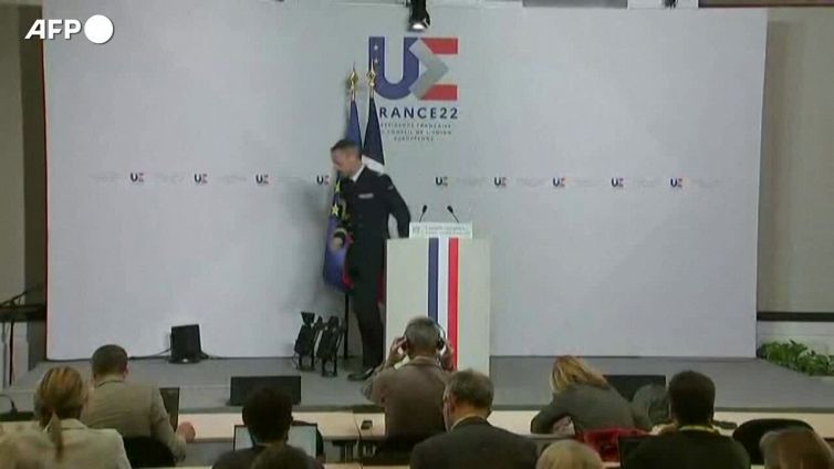 Energia, Macron: "Non e' possibile pagare il gas in rubli"