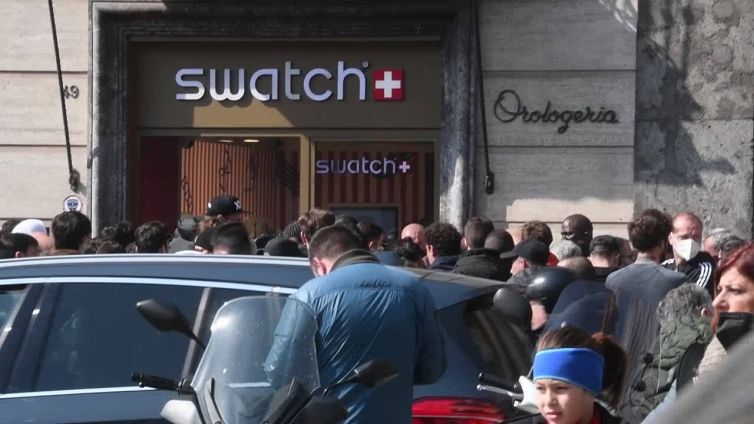 Moonwatch mania, a Napoli in fila dalla notte al negozio Swatch