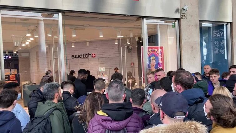 Moonwatch mania a Torino, tutti in coda davanti alla Swatch