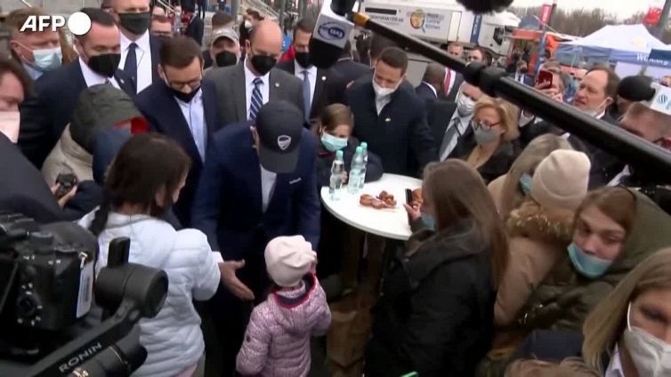 Il presidente degli Stati Uniti abbraccia i rifugiati ucraini in Polonia