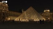 Parigi, Tour Eiffel e Louvre a luci spente per l'ora della Terra