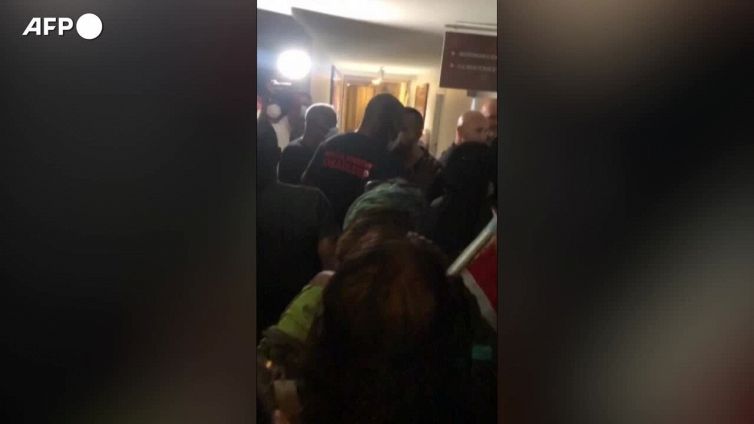 Francia, Marine Le Pen spintonata da alcuni dimostranti nella Guadalupa