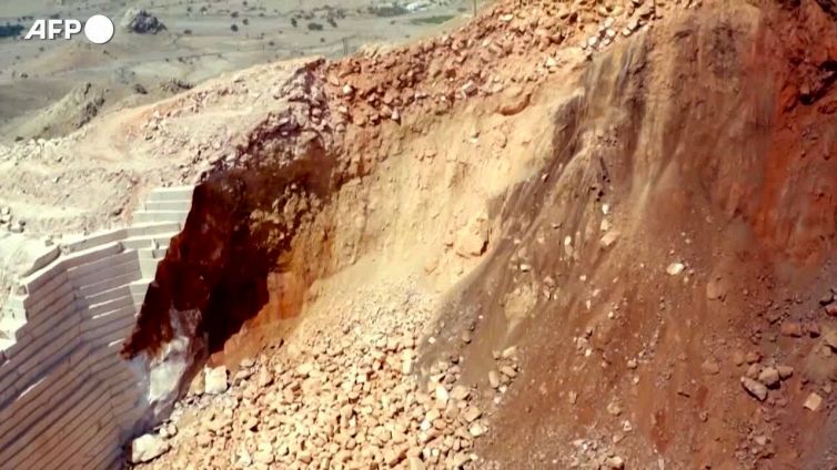 Frana in una cava nell'Oman: almeno sei le vittime