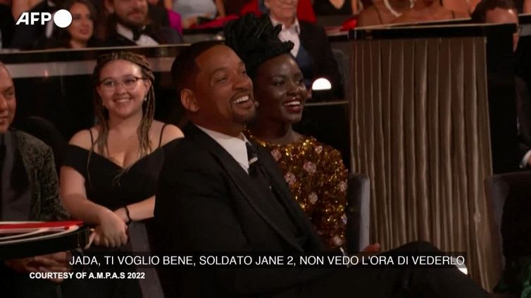 Oscar, Will Smith tira uno schiaffo a Chris Rock per una battuta sulla moglie