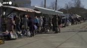 Ucraina, Mykolaiv dopo le bombe: spesa al mercato e fila per il bancomat