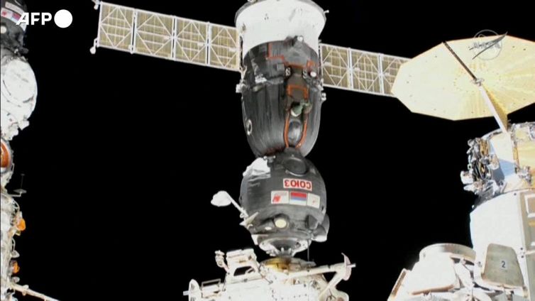 La Soyuz si e' sganciata dalla Iss, a bordo due russi e un americano