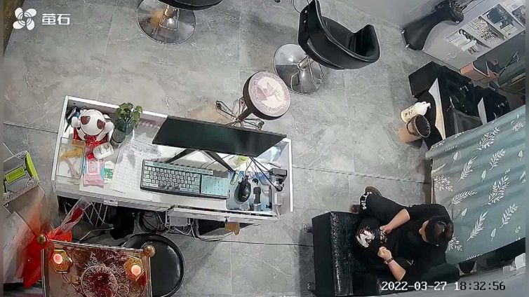 E' dal parrucchiere quando accade l'incredibile