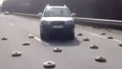 Ucraina, mine in autostrada vicino Kiev: le auto costrette allo slalom