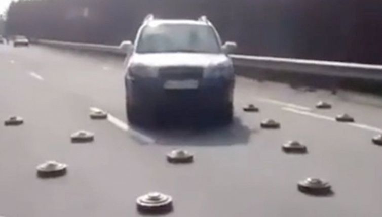 Ucraina, mine in autostrada vicino Kiev: le auto costrette allo slalom
