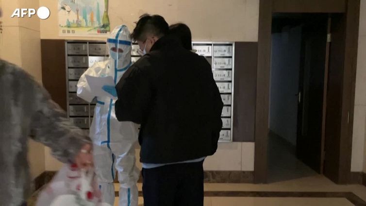 Shanghai, lockdown nel distretto occidentale: residenti in fila per i test Covid
