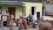 Ucraina, i soldati ucraini suonano musica dal vivo nei teatri di guerra