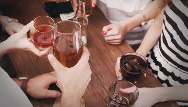 La bevanda che può far “rimpicciolire” il cervello: lo studio