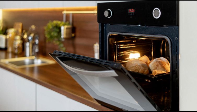 Caro bollette: quanto consuma un forno elettrico, come risparmiare