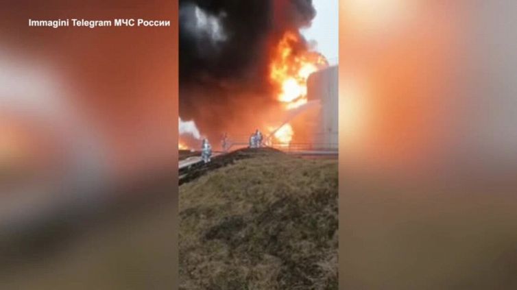 Mosca: "Attacco ucraino contro un deposito di petrolio russo", vigili del fuoco al lavoro
