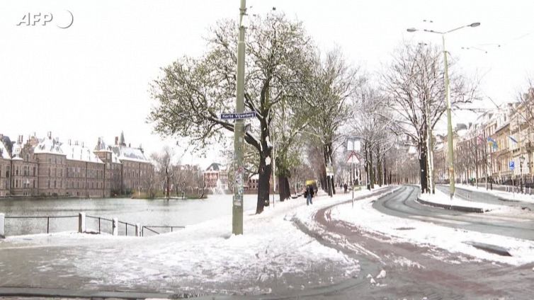 Maltempo, l'Aja si sveglia sotto la neve